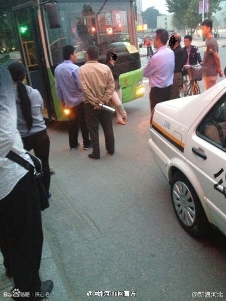 老人无人让座拦公交 老人无人让座拦公交