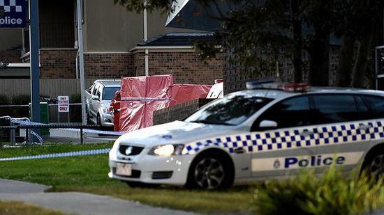 一名涉恐分子袭击墨尔本警局被当场击毙(网页截图) 一名涉恐分子袭击墨尔本警局被当场击毙(网页截图)