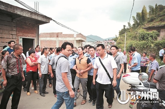 警方把犯罪嫌疑人李某福带进村里指认现场 警方把犯罪嫌疑人李某福带进村里指认现场