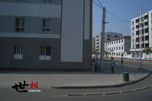 新义州市区路修的宽敞，设有自行车道和人行道。路面上的机动车并不多，机动车、自行车、行人各行其道，没有人违反交规，地面也非常的干净。