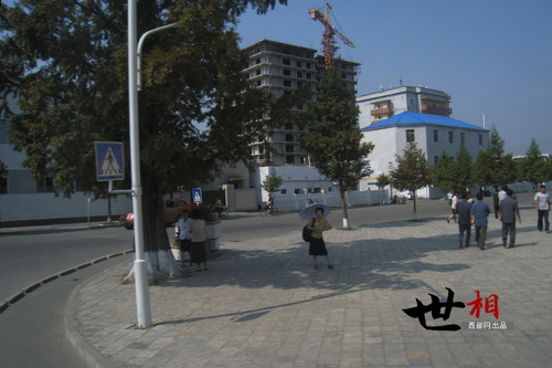 街上的朝鲜人穿着都比较整齐划一，如果看到穿T恤之类的衣服，肯定是“外国人”。