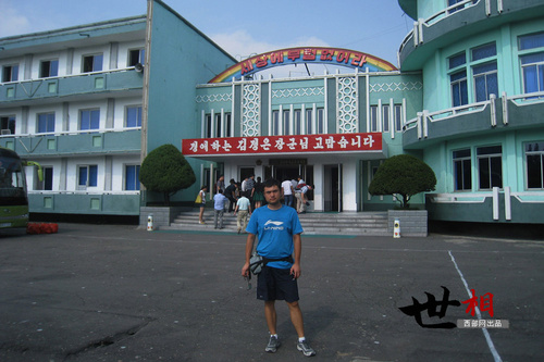 　赵云飞在当地一个幼儿园门前。