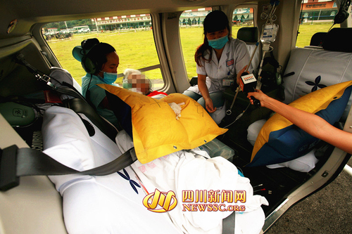 机舱内的医生和老人  机舱内的医生和老人