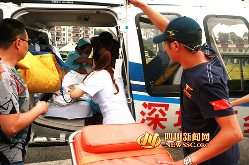 护送老人出直升机  护送老人出直升机