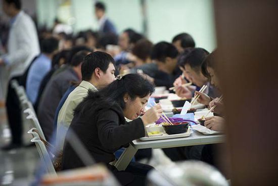 公务员在机关食堂用餐 公务员在机关食堂用餐