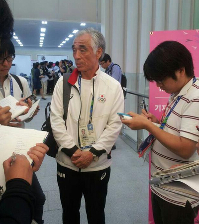 日本代表团官员接受记者采访