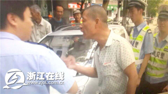 中为涉事男子 中为涉事男子