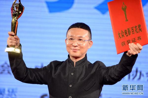 9月27日，以影片《致我们终将逝去的青春》获得最佳编剧奖的李樯在展示奖杯和证书。 当日，第32届大众电影百花奖颁奖仪式在兰州举行。新华社记者 聂建江 摄