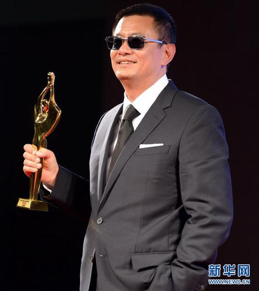 9月27日，导演王家卫出席媒体见面会，其作品《一代宗师》获得最佳影片奖。 当日，第32届大众电影百花奖颁奖仪式在兰州举行。 新华社记者聂建江 摄