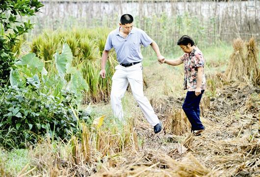 赵庆珍牵着程妈妈走过田间小路 赵庆珍牵着程妈妈走过田间小路