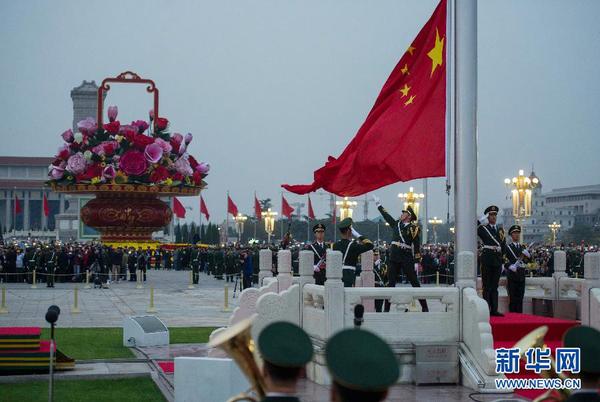 10月1日，国旗护卫队战士在天安门广场升国旗。