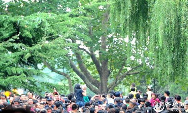 　图为该女子骑在男友脖子上拍照。