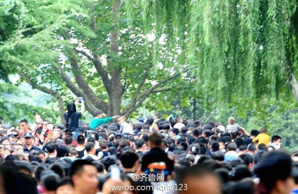 　图为该女子骑在男友脖子上拍照。2