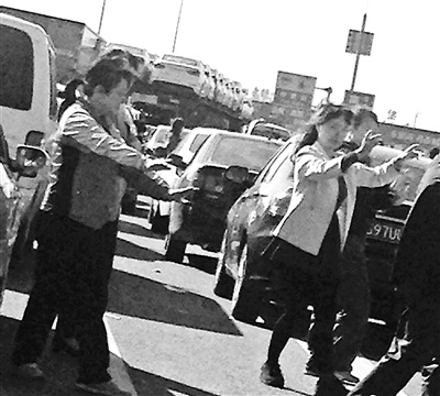 被堵在高速路上的人下车跳起了舞 被堵在高速路上的人下车跳起了舞