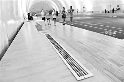 学生在气膜体育馆内进行体育锻炼 本组摄影 袁艺 学生在气膜体育馆内进行体育锻炼 本组摄影 袁艺