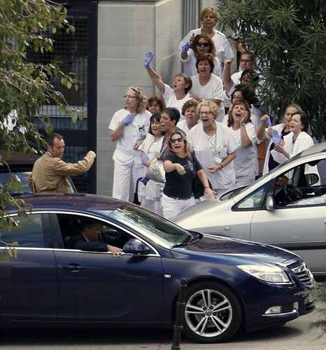 拉霍伊的车队在离开医院时遭到院方医务人员围堵 拉霍伊的车队在离开医院时遭到院方医务人员围堵