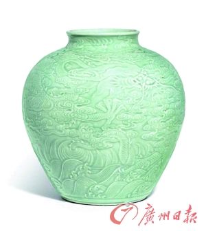 清乾隆粉青釉浮雕“苍龙教子”图罐 清乾隆粉青釉浮雕“苍龙教子”图罐