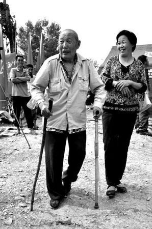 2011年6月26日，何兆胜在三女儿的陪伴下漫步在搬迁现场。