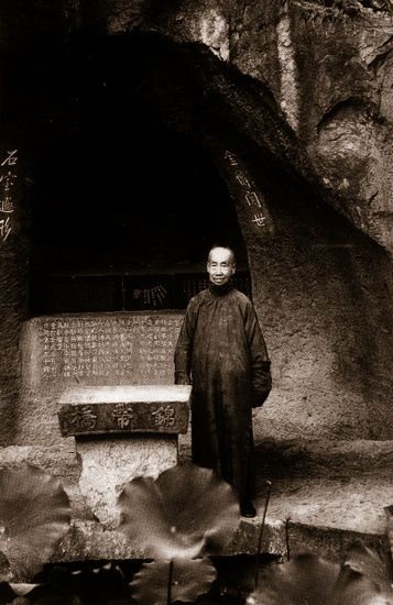 吴昌硕84岁在西泠印社锦带桥上留影 吴昌硕84岁在西泠印社锦带桥上留影