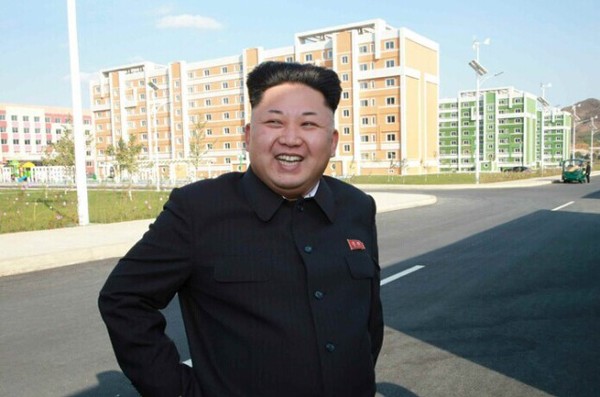 金正恩前往一处新建成的居住区视察图(来源:朝鲜劳动新闻) 金正恩前往一处新建成的居住区视察图(来源:朝鲜劳动新闻)