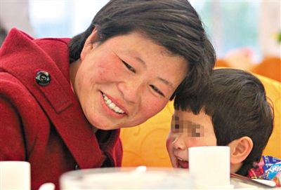 2011年,高永侠到深圳看望小粤粤,“女儿”张开嘴,露出笑脸?!毒Пā饭┩? /></a></p>
<p>
	 </p>
<p align=  2011年,高永侠到深圳看望小粤粤,“女儿”张开嘴,露出笑脸。《晶报》供图