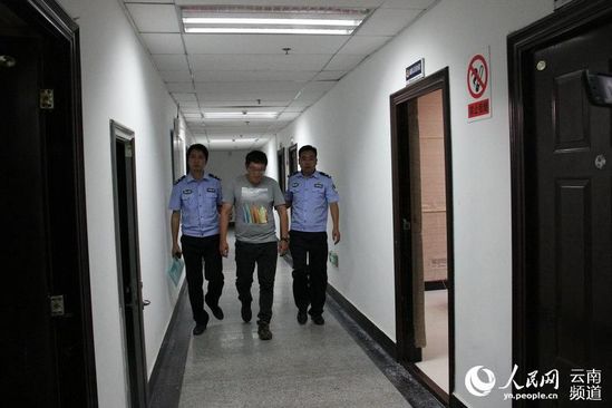 景谷警方将岩某某抓获 景谷警方将岩某某抓获