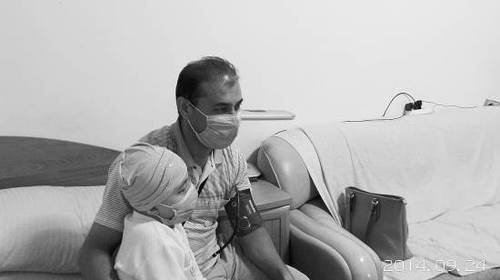 9月26日，在北京租的房子里，司马义和女儿在一起。郭雯摄