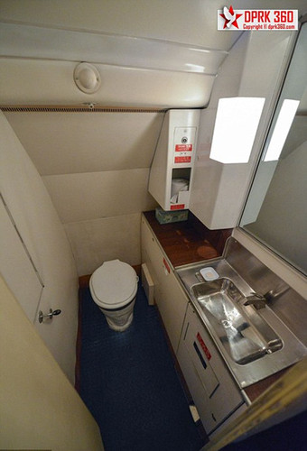 飞机上的卫生间。