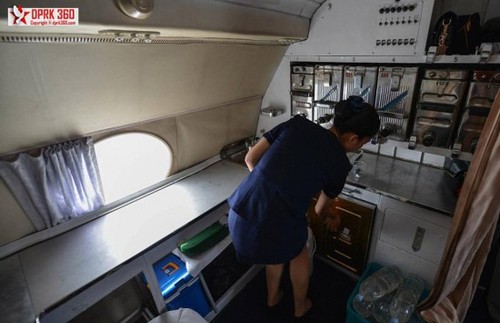 班机的服务区，一名空姐在准备食物。