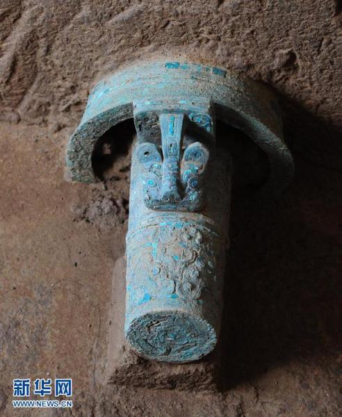 这是“青铜马车”镶嵌着绿松石的车軎（10月14日摄）。