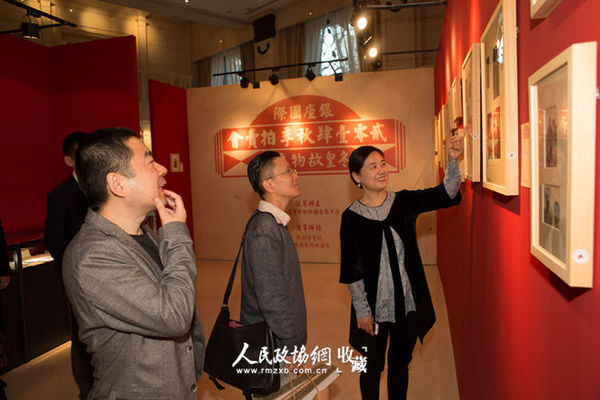 银座国际执行董事徐斗、总经理张黎明陪同著名京剧名家王珮瑜看展_副本