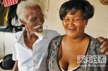 南非八旬老汉长3睾丸 南非八旬老汉长3睾丸