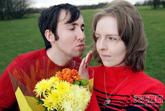 英国一女子对水过敏 不能洗澡流泪亲吻 英国一女子对水过敏 不能洗澡流泪亲吻