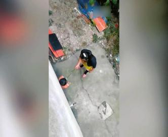 用棍棒狠狠抽打(视频截图) 用棍棒狠狠抽打(视频截图)