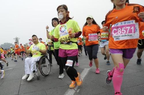 10月19日早上，2014北京马拉松比赛开赛，当天，北京PM2.5超过300，空气严重污染。18日下午18时，北京市政府正式发布空气重污染蓝色预警。