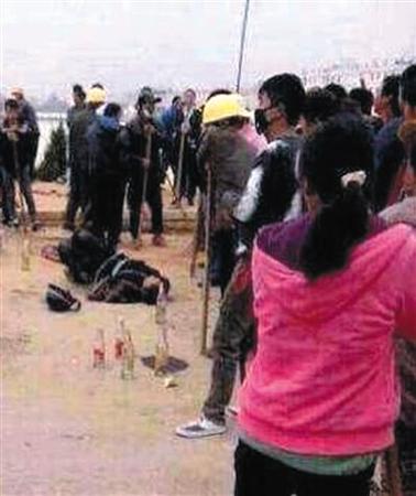 施工人员与村民冲突现场。