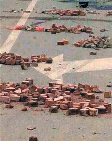 冲突现场满地转头。