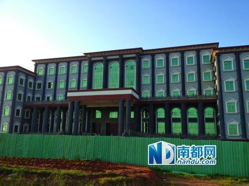 未完工的雷州市财政局办公大楼矗立在一片荒草里。