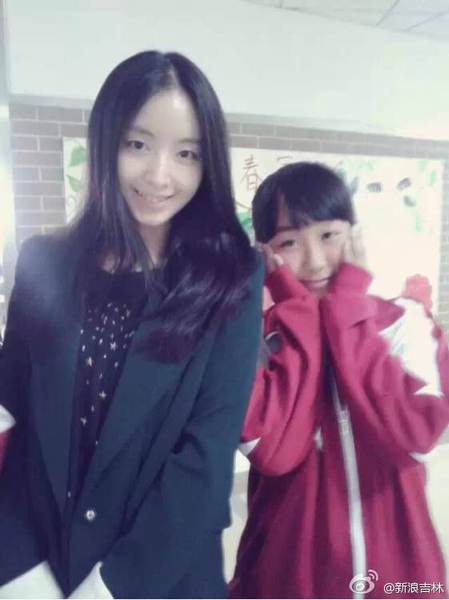 她是吉林市毓文中学的生物老师，长相甜美迷人，颇有日系治愈系女神的感觉。据说，她的课，班上男同学们没有一个睡觉的，并且还因此激发了全班男生学习生物的热情。