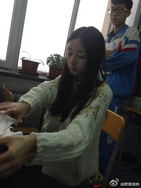 她是吉林市毓文中学的生物老师，长相甜美迷人，颇有日系治愈系女神的感觉。据说，她的课，班上男同学们没有一个睡觉的，并且还因此激发了全班男生学习生物的热情。1