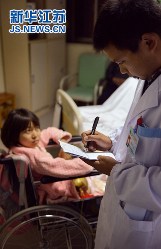 病房内，医生在为李蝶琼诊断病情。