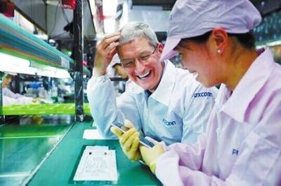 蒂姆·库克和一名女工在热烈地交谈 蒂姆·库克和一名女工在热烈地交谈