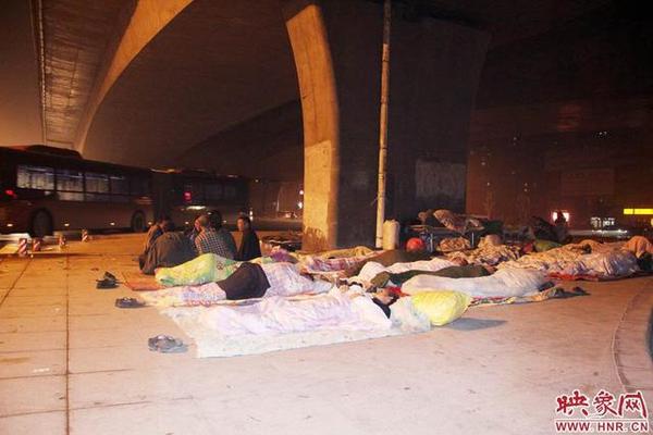 在东风路东侧的桥墩旁，二三十个铺盖卷儿排得很整齐，大伙儿或躺在被子里睡觉，或几个人坐在一起打纸牌。