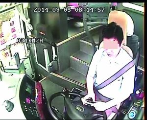 客车司机边开车边看手机被行车记录仪拍了下来   视频截图 客车司机边开车边看手机被行车记录仪拍了下来   视频截图