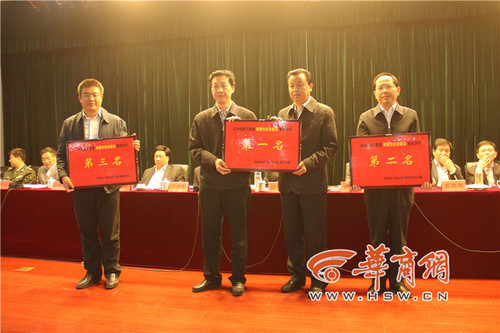 　蒲城县、临渭区和富平县在保障性住房建设考核中成绩较好，分别获取了一枚红(优秀)牌。