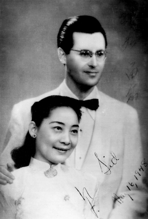 沙博理与夫人凤子的新婚照片。
