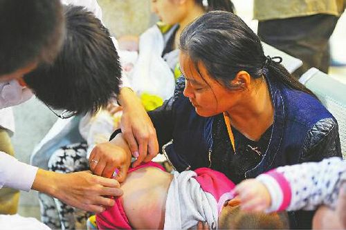 医生再次检查小子萱被钢针扎过的部位 医生再次检查小子萱被钢针扎过的部位