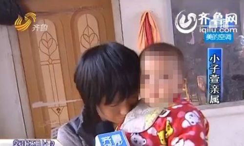 在向村民表达感谢时，低下了头，埋在抱着的孩子棉衣中。