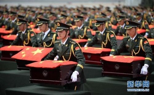 资料图:韩国将志愿军烈士遗骸交予中方 资料图:韩国将志愿军烈士遗骸交予中方