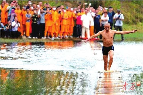 黑短裤男子表演“轻功水上漂”  黑短裤男子表演“轻功水上漂”